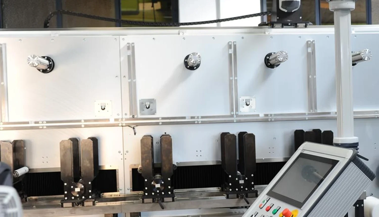 Rotationsstanzmaschine mit Bedienpanel und Maschinenkomponenten