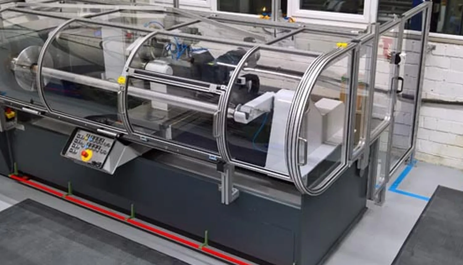 Sondermaschine in einer industriellen Produktionsumgebung